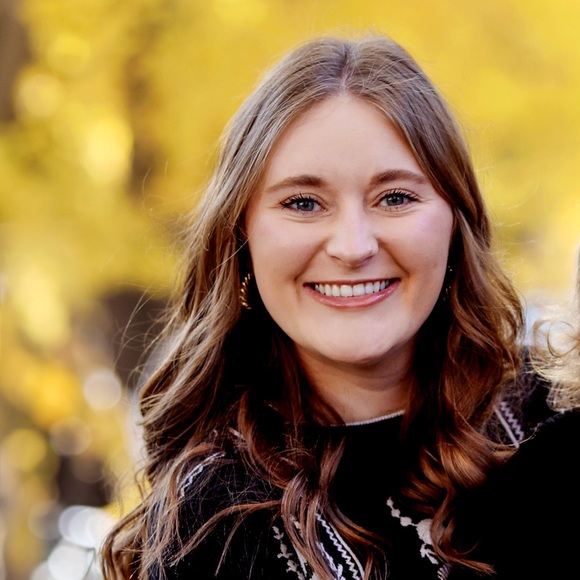 Meet your Posher, Hannah - Picture 1 of 2